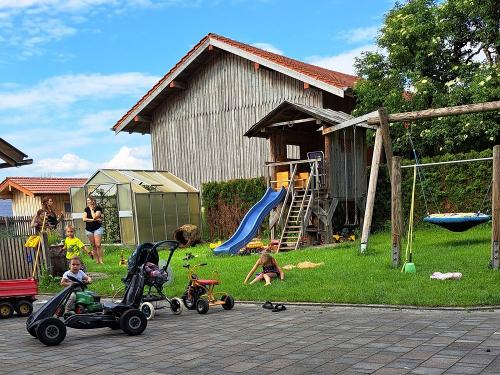 20240605_174108 Spielplatz mit Trampolin und Sandkasten