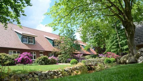 Hof mit Bach