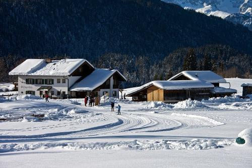 Winter mit Loipe vor der Haustür