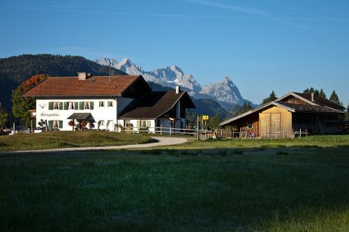 Haus mit Zugspitzmassiv