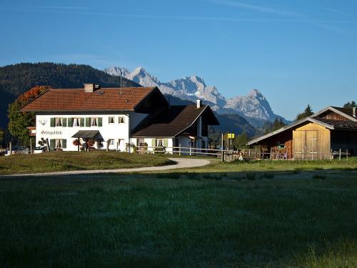 Haus mit Zugspitzmassiv