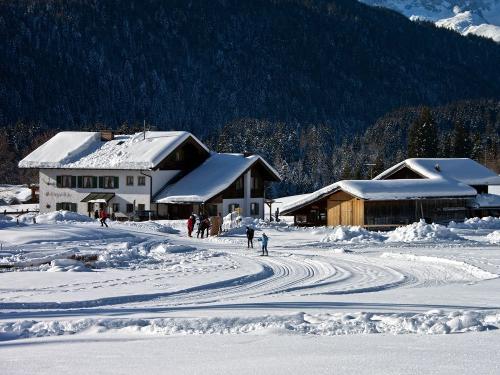 Winter mit Loipe vor der Haustür