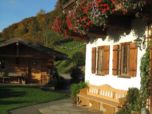 vor dem Bauernhaus