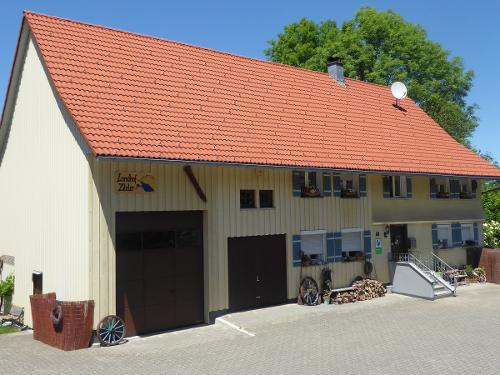 Herzlich Willkommen auf unserem Landhof! Herzlich Willkommen auf unserem Landhof!