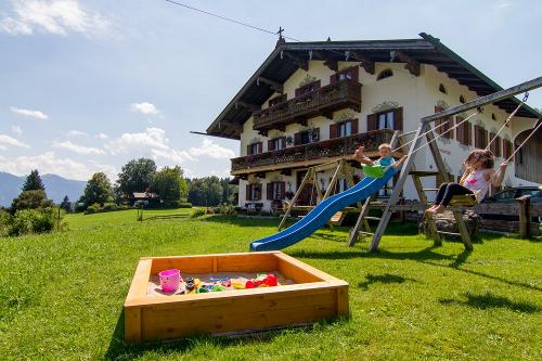 Spielplatz für die Kinder vor dem Haus