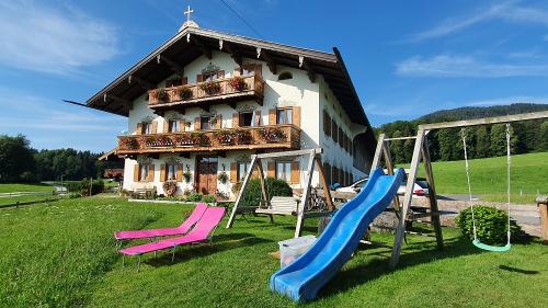 Frontansicht unseres Hofes mit Spielplatz