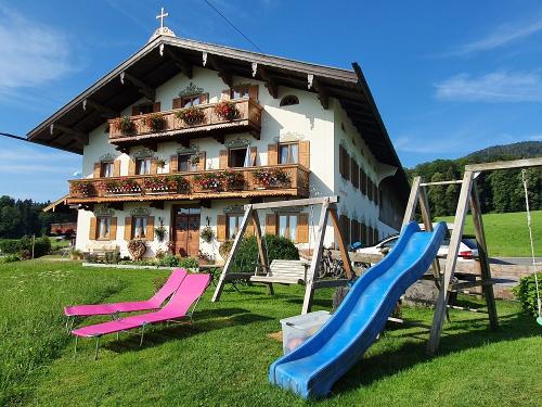 Frontansicht unseres Hofes mit Spielplatz