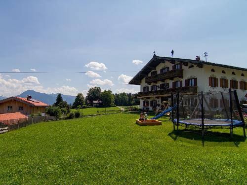 Blick zum Haus und zum Spielplatz Blick zum Haus und zum Spielplatz