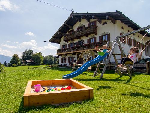 Spielplatz für die Kinder vor dem Haus Spielplatz für die Kinder vor dem Haus
