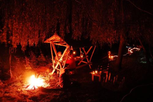 Gemütliches Lagerfeuer unterhalb des Hauses