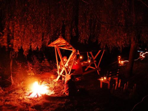Gemütliches Lagerfeuer unterhalb des Hauses