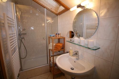 Bad mit Dusche Enzian
