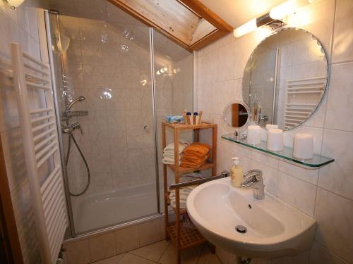  Bad mit Dusche Enzian