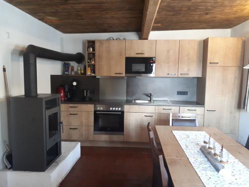 gemütliche Küche mit großem Eßtisch FH Bergblick