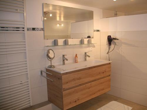 zwei Bäder mit begehbaren Duschen