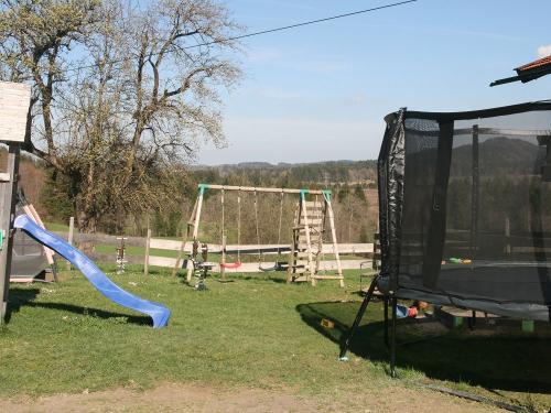 Spielplatz mit großem Trampolin