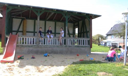 Spielscheune mit Sandkasten