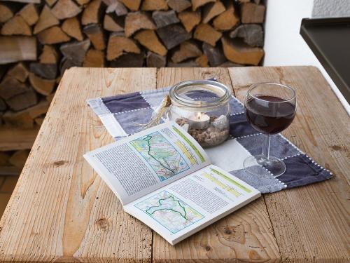 Routenplanung bei einem Glas gutem Wein