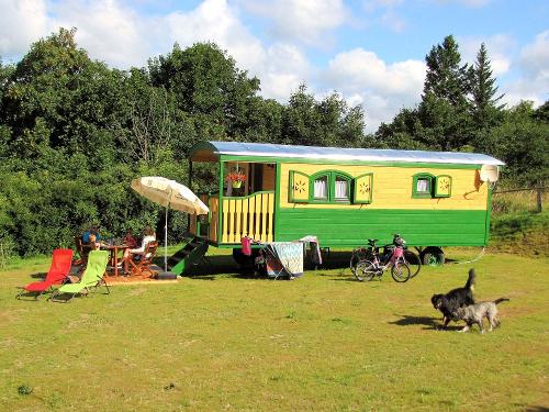 Urlaub mit Hund im Zirkuswagen
