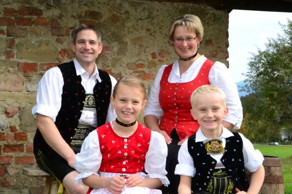 Hausansicht mit Freisitz und Biergarten