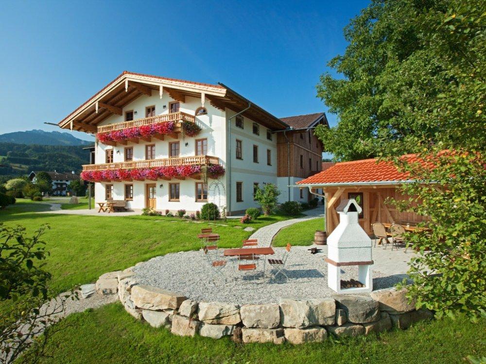 Hausansicht mit Freisitz und Biergarten