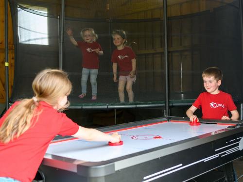 Airhockey und Trampolin Airhockey und Trampolin