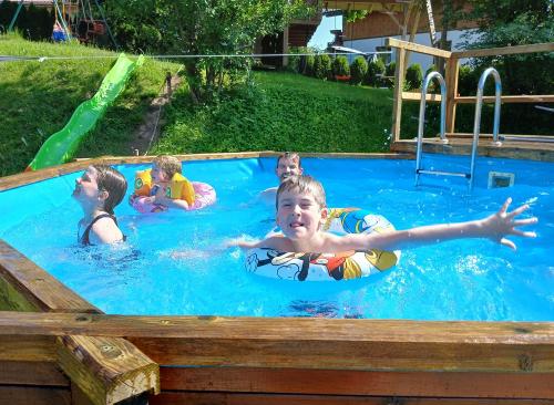 Plantschen in unserem Pool Plantschen in unserem Pool