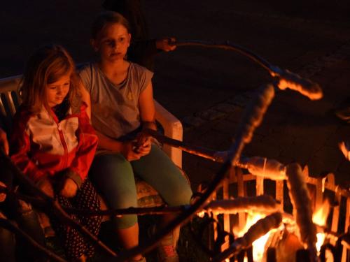 Lagerfeuerabend mit Stockbrot