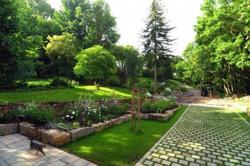Hellbachhof Blick in Garten1