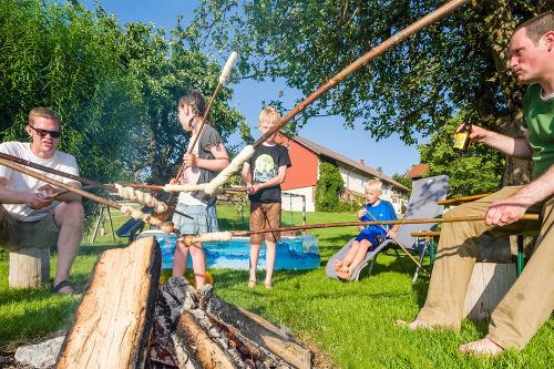 Stockbrot grillen gefällt Groß und Klein