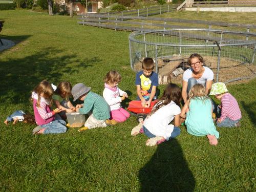 Kinder beim Spielen im Garten