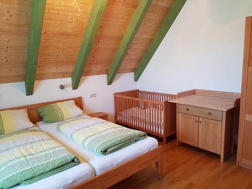 Doppellzimmer mit Kinderbett und Wickeltisch