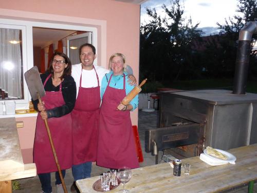 Beim Pizzabacken im alten Holzofen