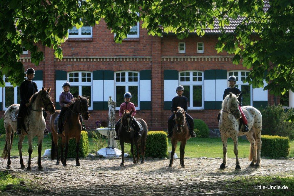 Reiter vorm Gutshaus Reiter vorm Gutshaus