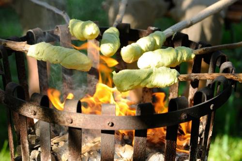 Stockbrot mit Kräutern