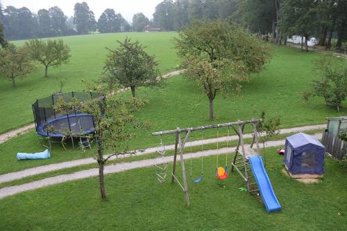 Spielplatz direkt vor dem Haus