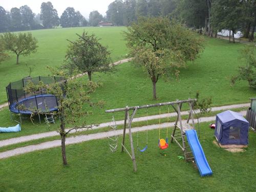 Spielplatz direkt vor dem Haus Spielplatz direkt vor dem Haus