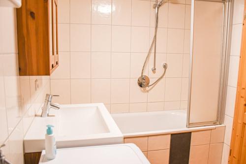 Bad mit Badewanne