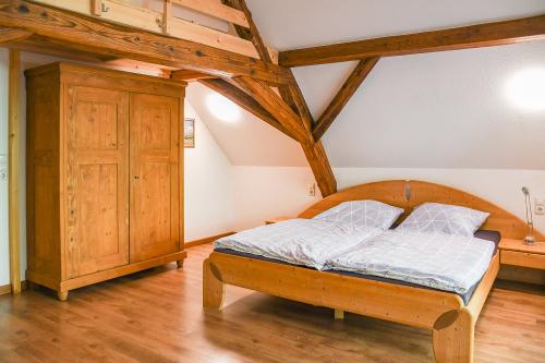 Schlafzimmer Ehebett und Hochbett