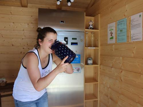 Frische BIO-Milch, hmm.. die schmeckt! Frische BIO-Milch, hmm.. die schmeckt!