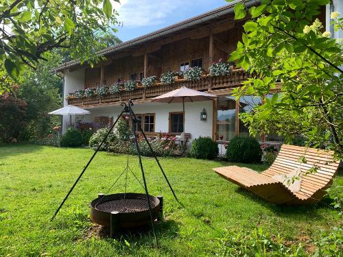 Südterrasse mit Grill und Lagerfeuerstelle
