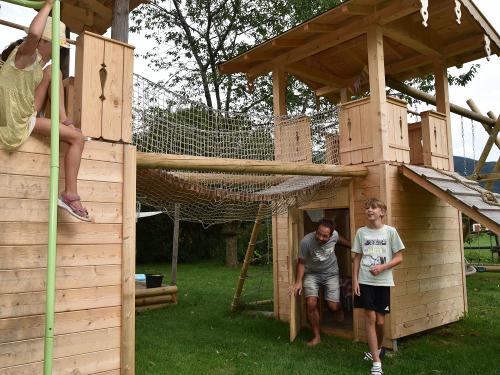 Spielplatz mit Klettertürmen Spielplatz mit Klettertürmen