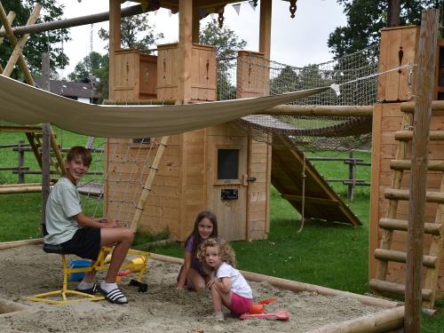Großer Sandkasten mit Baggern ect. Großer Sandkasten mit Baggern ect.