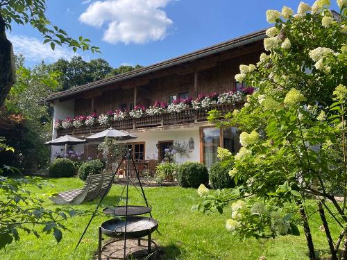 Großer Garten und Terasse mit Schwenkgrill und Lagerfeuerplatz Großer Garten und Terasse mit Schwenkgrill und Lagerfeuerplatz