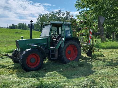 Traktor beim Ernten