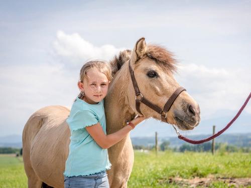 Kuscheln mit Pony Trixie