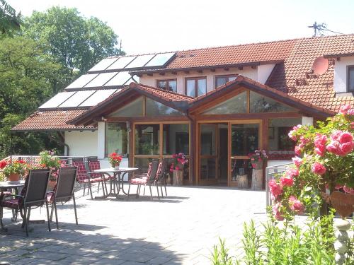 große sonnige Terrasse