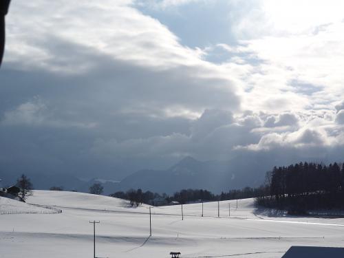 Balkonblick auf Berge im Winter