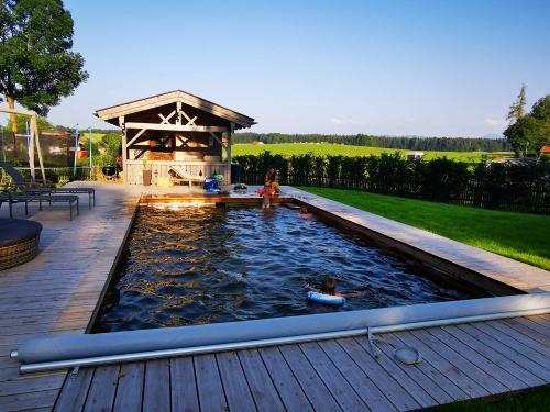 Natur Holzpool am Abend