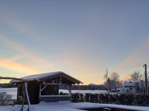 verschneites Gartenhaus mit Pool